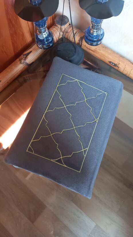 Protège coran à motif gravé format 23x16,5x4,5cm edition tawbah